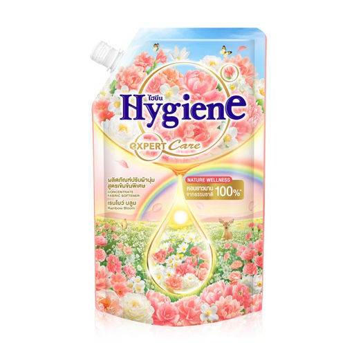 Hygiene Concentrate Softener Rainbow Bloom — это концентрированный кондиционер для белья от бренда Hygiene, произведённый в Таиланде. Средство предназначено для использования при ручной и машинной стирке. Формула на основе смягчающих компонентов (в том числе Esterquat) помогает поддерживать мягкость тканей и равномерно распределять аромат на волокнах.  Аромат Rainbow Bloom сочетает цветочные и свежие фруктовые ноты, создавая ощущение чистоты и ухоженности одежды после стирки.  Какие проблемы помогает решить жёсткость ткани после стирки быстро исчезающий аромат чистой одежды ощущение недостаточной свежести белья повышенная жесткость полотенец и постельного белья потеря приятных тактильных свойств ткани Почему работает Кондиционер содержит смягчающие компоненты, которые оседают на поверхности тканевых волокон во время полоскания. Это помогает уменьшить трение между волокнами и поддерживать мягкость ткани. Концентрированная формула также содержит ароматические компоненты, которые постепенно раскрываются на одежде после высыхания и создают длительное ощущение свежести.  Как использовать Добавьте средство в отсек для кондиционера стиральной машины. Используйте около 20 мл на одну стирку (или по инструкции производителя). Для ручной стирки добавьте средство в воду при последнем полоскании. После полоскания высушите бельё обычным способом. Кому подходит для ежедневной стирки одежды и домашнего текстиля для тех, кто хочет сохранить мягкость тканей для любителей выраженных цветочных ароматов на одежде для стирки полотенец, постельного белья и повседневной одежды Основные характеристики Бренд: Hygiene Тип продукта: концентрированный кондиционер для белья Аромат: Rainbow Bloom (цветочно-фруктовый) Формат: жидкий концентрат Объём: 470 мл Основной компонент: Esterquat (смягчающий компонент) Назначение: смягчение ткани и ароматизация белья