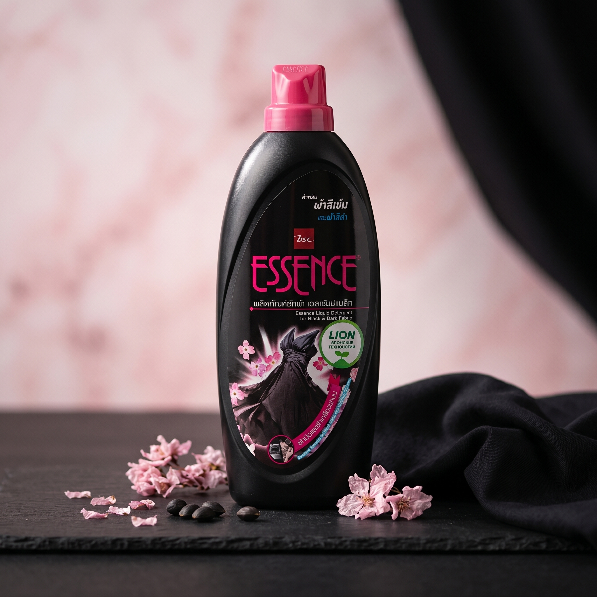 Гель концентрат для стирки темного и черного белья LION Essence, 900 мл